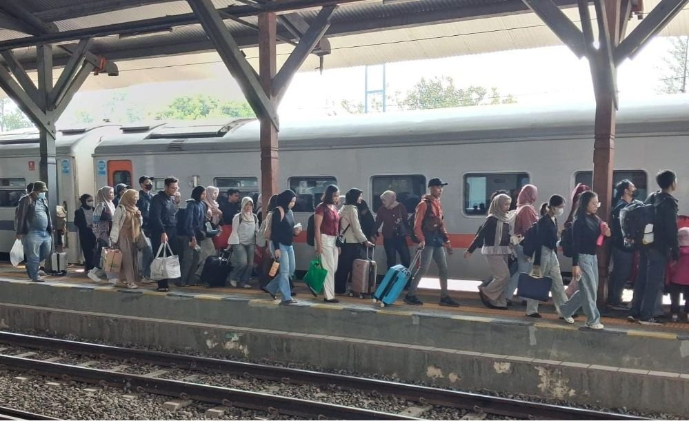 NAIK KERETA: Pelanggan kereta api berjalan di peron stasiun wilayah KAI Daop 4 Semarang. (ist)