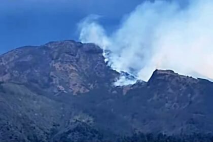 GUNUNG KEBAKARAN: Asap kebakaran mengepul di dekat area puncak Gunung Sumbing, Selasa (20/10/2026) siang. (ist)