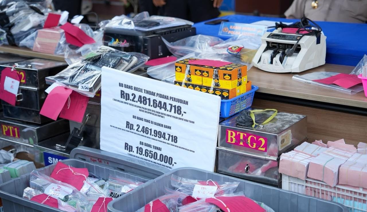 BARANG BUKTI: Barang bukti kasus judi togel dari 3 daerah yang diungkap tim Polda Jateng, dipamerkan saat konferensi pers, Selasa (20/10/2026). (ist)