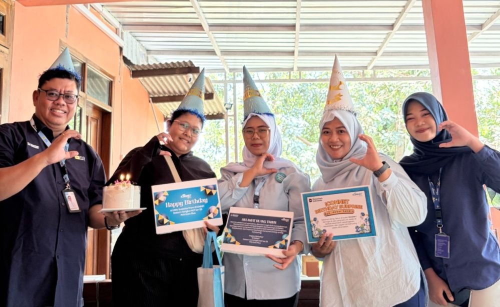 SURPRISE UNTUK PELANGGAN - Merayakan Hari Ulang Tahun (HUT) ke-26, PLN Icon Plus Jawa Bagian Tengah memberikan kejutan kepda pelanggan setia di Semarang.