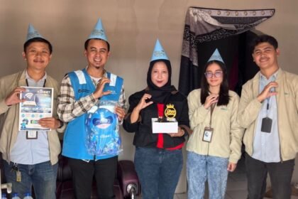 KEJUTAN PELANGGAN - Kukuh Amin Bahtiar menjadi salah satu pelanggan setia Iconnet yang menerima kejutan ulang tahun dari PLN Icon Plus.