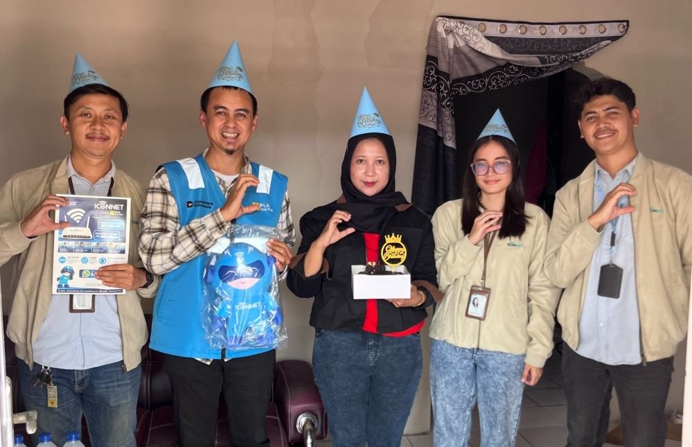 KEJUTAN PELANGGAN - Kukuh Amin Bahtiar menjadi salah satu pelanggan setia Iconnet yang menerima kejutan ulang tahun dari PLN Icon Plus.