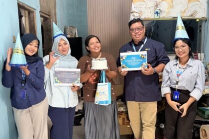 SURPRISE UNTUK PELANGGAN - Merayakan Hari Ulang Tahun (HUT) ke-26, PLN Icon Plus Jawa Bagian Tengah memberikan kejutan kepda pelanggan setia di Semarang.