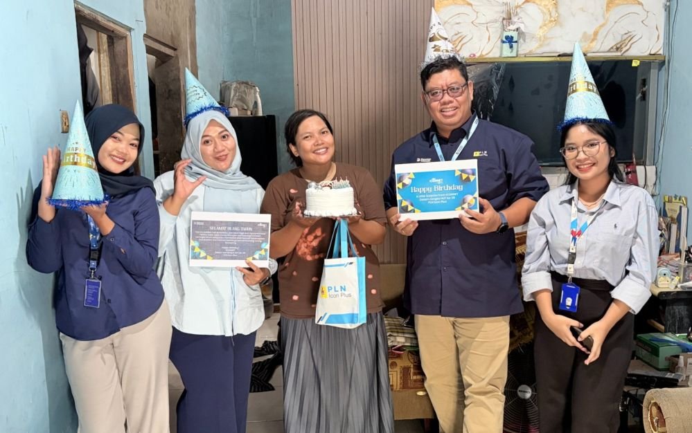 SURPRISE UNTUK PELANGGAN - Merayakan Hari Ulang Tahun (HUT) ke-26, PLN Icon Plus Jawa Bagian Tengah memberikan kejutan kepda pelanggan setia di Semarang.