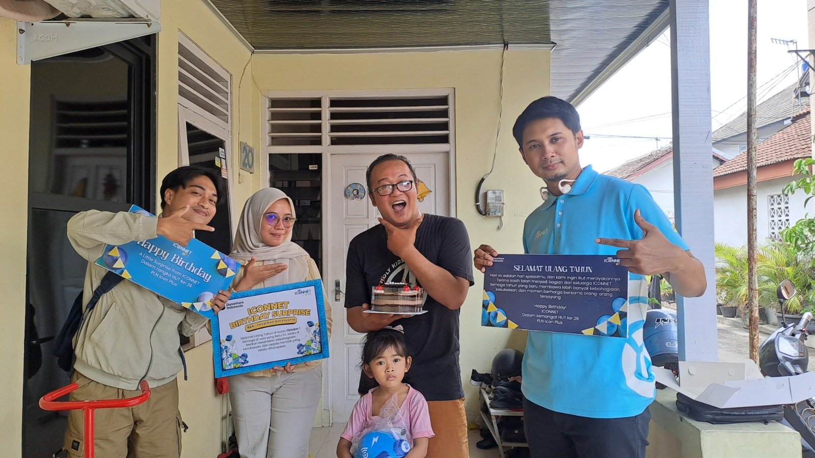 KEJUTAN PELANGGAN - Melalui program ICONNET Birthday Surprise, PLN Icon Plus SBU Regional Jawa Bagian Tengah menghadirkan perayaan ulang tahun secara langsung bagi Yonatan Untaryanto, pelanggan ICONNET di Yogyakarta, sebagai bagian dari rangkaian peringatan Hari Ulang Tahun (HUT) ke-26 perusahaan.