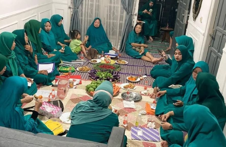 PERTEMUAN PKK: Ibu-ibu PKK di Kota Semarang sedang menggelar pertemuan rutin. (@itsme.filia)