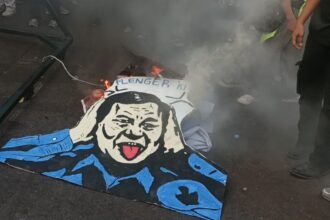 BAKAR PRABOWO-GIBRAN -- Poster bergambar wajah Prabowo-Gibran dibakar massa di depan gerbang Kantor Gubernur Jawa Tengah, saat aksi demonstrasi memperingati dua tahun pemerintahan Prabowo-Gibran, di Kota Semarang, Kamis (22/10/2026). (dul)
