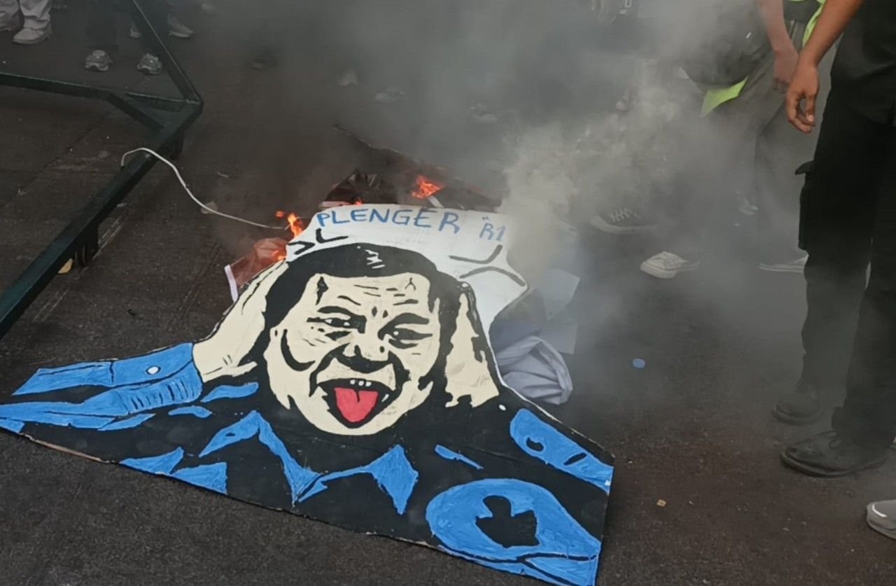 BAKAR PRABOWO-GIBRAN -- Poster bergambar wajah Prabowo-Gibran dibakar massa di depan gerbang Kantor Gubernur Jawa Tengah, saat aksi demonstrasi memperingati dua tahun pemerintahan Prabowo-Gibran, di Kota Semarang, Kamis (22/10/2026). (dul)
