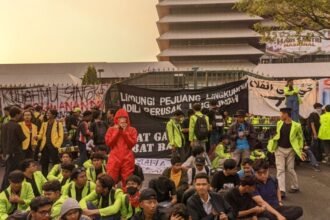 SURPRISE UNTUK PELANGGAN - Merayakan Hari Ulang Tahun (HUT) ke-26, PLN Icon Plus Jawa Bagian Tengah memberikan kejutan kepda pelanggan setia di Semarang. BAKAR PRABOWO-GIBRAN -- Poster bergambar wajah Prabowo-Gibran dibakar massa di depan gerbang Kantor Gubernur Jawa Tengah, saat aksi demonstrasi memperingati dua tahun pemerintahan Prabowo-Gibran, di Kota Semarang, Kamis (22/10/2026). (dul) 5 TUNTUTAN - Massa aksi peringatan 2 tahun kepemimpinan Prabowo-Gibran, di Semarang, Kamis (22/10/2026), menyampaikan 5 tuntutan. (dul)