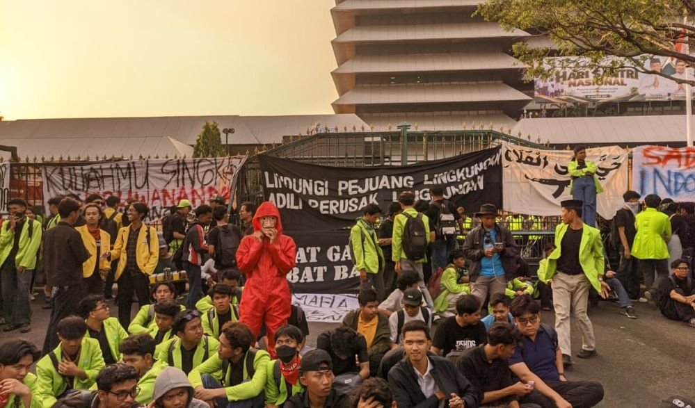 SURPRISE UNTUK PELANGGAN - Merayakan Hari Ulang Tahun (HUT) ke-26, PLN Icon Plus Jawa Bagian Tengah memberikan kejutan kepda pelanggan setia di Semarang. BAKAR PRABOWO-GIBRAN -- Poster bergambar wajah Prabowo-Gibran dibakar massa di depan gerbang Kantor Gubernur Jawa Tengah, saat aksi demonstrasi memperingati dua tahun pemerintahan Prabowo-Gibran, di Kota Semarang, Kamis (22/10/2026). (dul) 5 TUNTUTAN - Massa aksi peringatan 2 tahun kepemimpinan Prabowo-Gibran, di Semarang, Kamis (22/10/2026), menyampaikan 5 tuntutan. (dul)