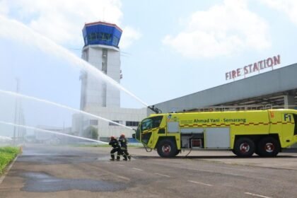 LATIHAN TANGANI INSIDEN: Petugas Bandara Ahmad Yani Semarang sedang latihan menangani insiden kebakaran pesawat. (ist)