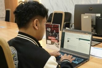 CEK ADUAN: Petugas sedang mengecek aduan masyarakat yang masuk via situs laporsemar.semarangkota.go.id. (ist)