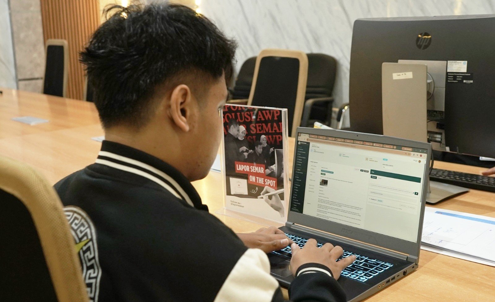CEK ADUAN: Petugas sedang mengecek aduan masyarakat yang masuk via situs laporsemar.semarangkota.go.id. (ist)