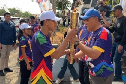 PENYERAHAN OBOR - Prosesi penyerahan obor Porprov Jateng di kompleks Api Abadi Mrapen, Kecamatan Godong, Kabupaten Grobogan, Jawa Tengah, Sabtu (24/10/2026). (ist)