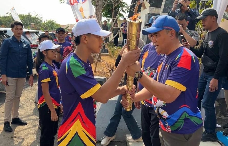 PENYERAHAN OBOR - Prosesi penyerahan obor Porprov Jateng di kompleks Api Abadi Mrapen, Kecamatan Godong, Kabupaten Grobogan, Jawa Tengah, Sabtu (24/10/2026). (ist)