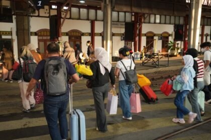 PENUMPANG KA: Penumpang berjalan di peron Stasiun Semarang Tawang usai melakukan perjalanan dengan kereta api. (ist)