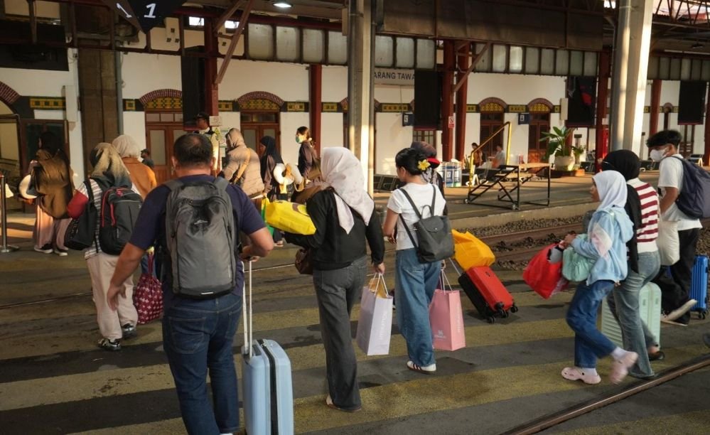 PENUMPANG KA: Penumpang berjalan di peron Stasiun Semarang Tawang usai melakukan perjalanan dengan kereta api. (ist)