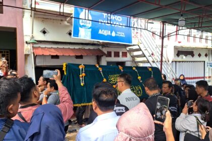LEPAS JENAZAH: Keluarga dan pentakziah melepas jenazah atlet pencak silat Kota Semarang, Ayudiah Rivana Tridiandinata, Rabu (28/10/2026). (bae)