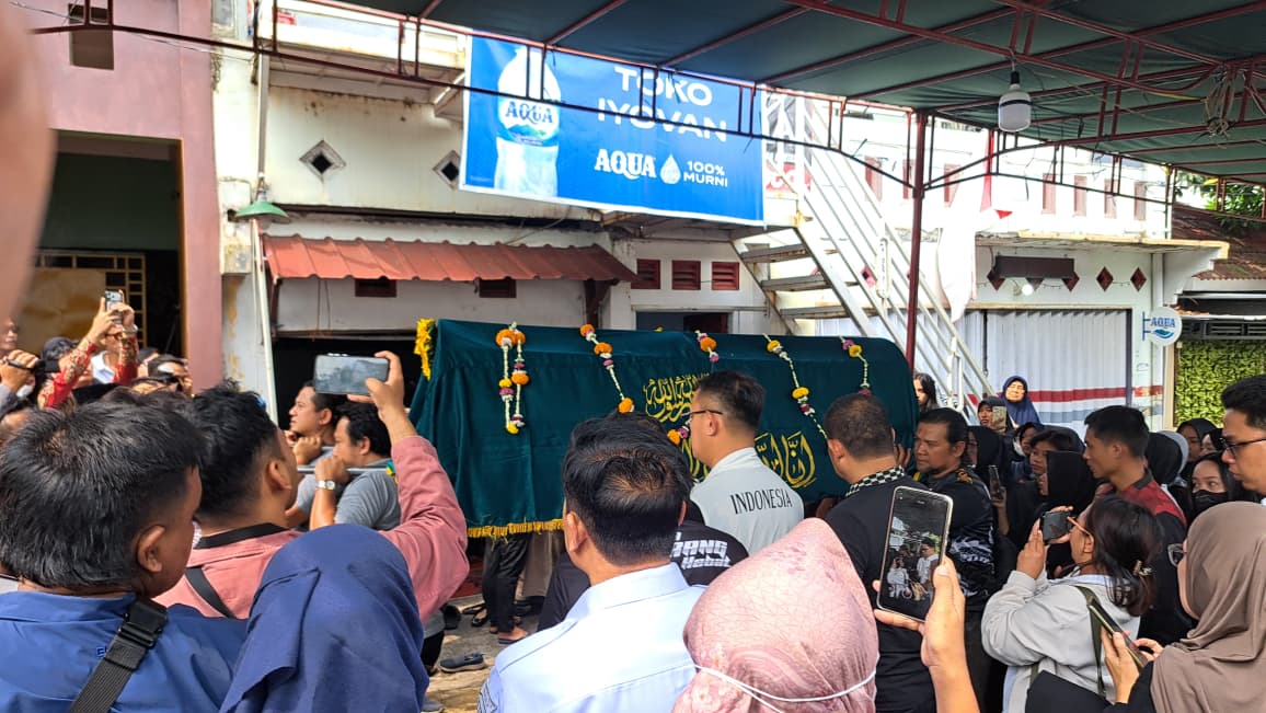 LEPAS JENAZAH: Keluarga dan pentakziah melepas jenazah atlet pencak silat Kota Semarang, Ayudiah Rivana Tridiandinata, Rabu (28/10/2026). (bae)