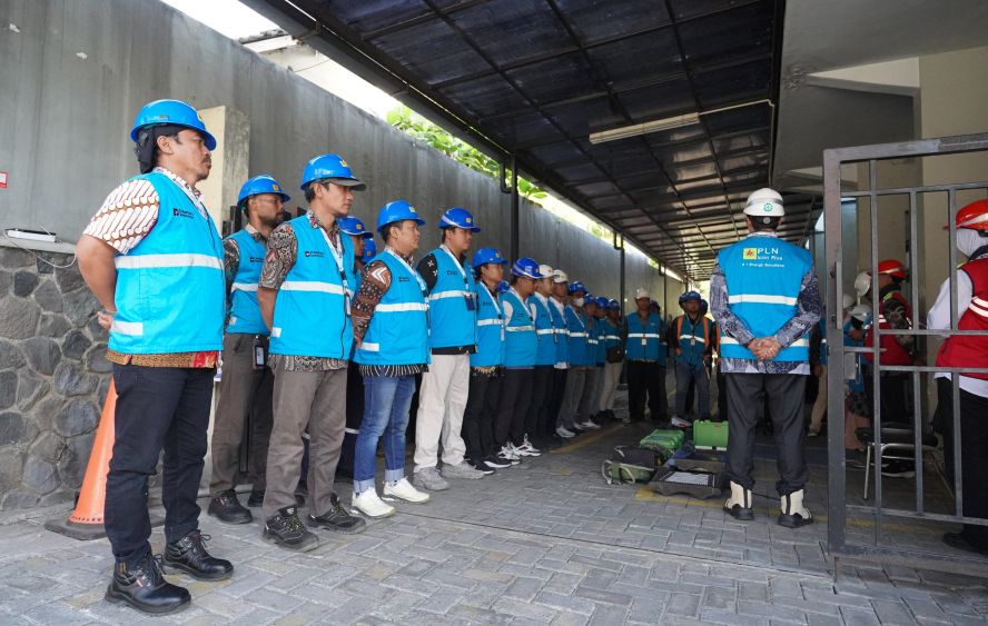 PEDULI KESELAMATAN KERJA - PLN Icon Plus menghadirkan program CARES (Continuous Awareness for Risk Elimination & Safety) sebagai wujud komitmen dalam menumbuhkan kesadaran terhadap risiko kerja.