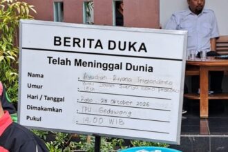 LELAYU: Papan bertuliskan berita duka kematian Ayudiah Rivana Tridiandinita dipajang di depan kediaman almarhumah di Gedawang, Tembalang, Kota Semarang, Rabu (28/10/2026). (bae)