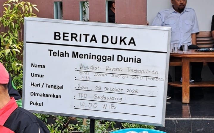 LELAYU: Papan bertuliskan berita duka kematian Ayudiah Rivana Tridiandinita dipajang di depan kediaman almarhumah di Gedawang, Tembalang, Kota Semarang, Rabu (28/10/2026). (bae)