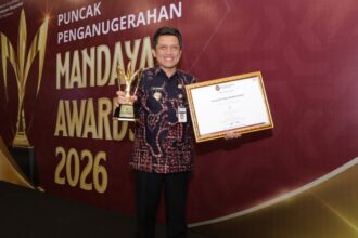 RAIH PENGHARGAAAN- Bupati Wonosobo Afif Nurhidayat menunjukkan penghargaan Mandaya Awards 2026 kategori Pemerintah Kabupaten Terbaik dalam Penurunan Tingkat Kemiskinan dari Kementerian Koordinator Bidang Pemberdayaan Masyarakat (Kemenko PM). Penghargaan tersebut diserahkan dalam puncak acara Mandaya Awards 2026 di Ballroom Plaza Jamsostek, Jakarta, Selasa (27/10/2026).