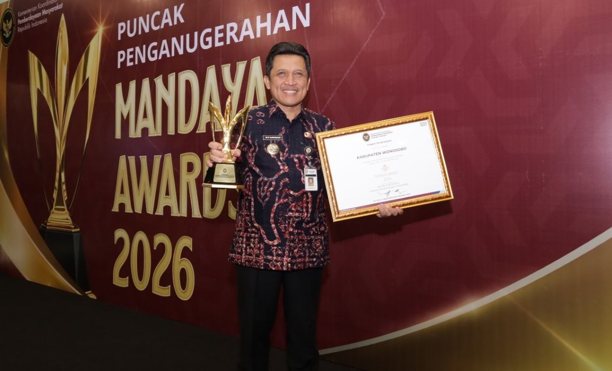 RAIH PENGHARGAAAN- Bupati Wonosobo Afif Nurhidayat menunjukkan penghargaan Mandaya Awards 2026 kategori Pemerintah Kabupaten Terbaik dalam Penurunan Tingkat Kemiskinan dari Kementerian Koordinator Bidang Pemberdayaan Masyarakat (Kemenko PM). Penghargaan tersebut diserahkan dalam puncak acara Mandaya Awards 2026 di Ballroom Plaza Jamsostek, Jakarta, Selasa (27/10/2026).