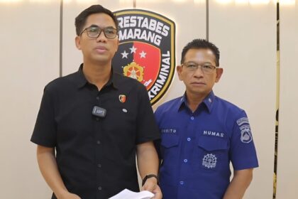 SAMPAIKAN KETERANGAN - Wakasat Reskrim Polrestabes Semarang AKP Jumani (kiri) didampingi Kasi Humas Polrestabes Semarang Kompol Sugito (kanan) saat menyampaikan keterangan pers di kantornya, Kamis (29/10/2026). (Dok Polrestabes Semarang)
