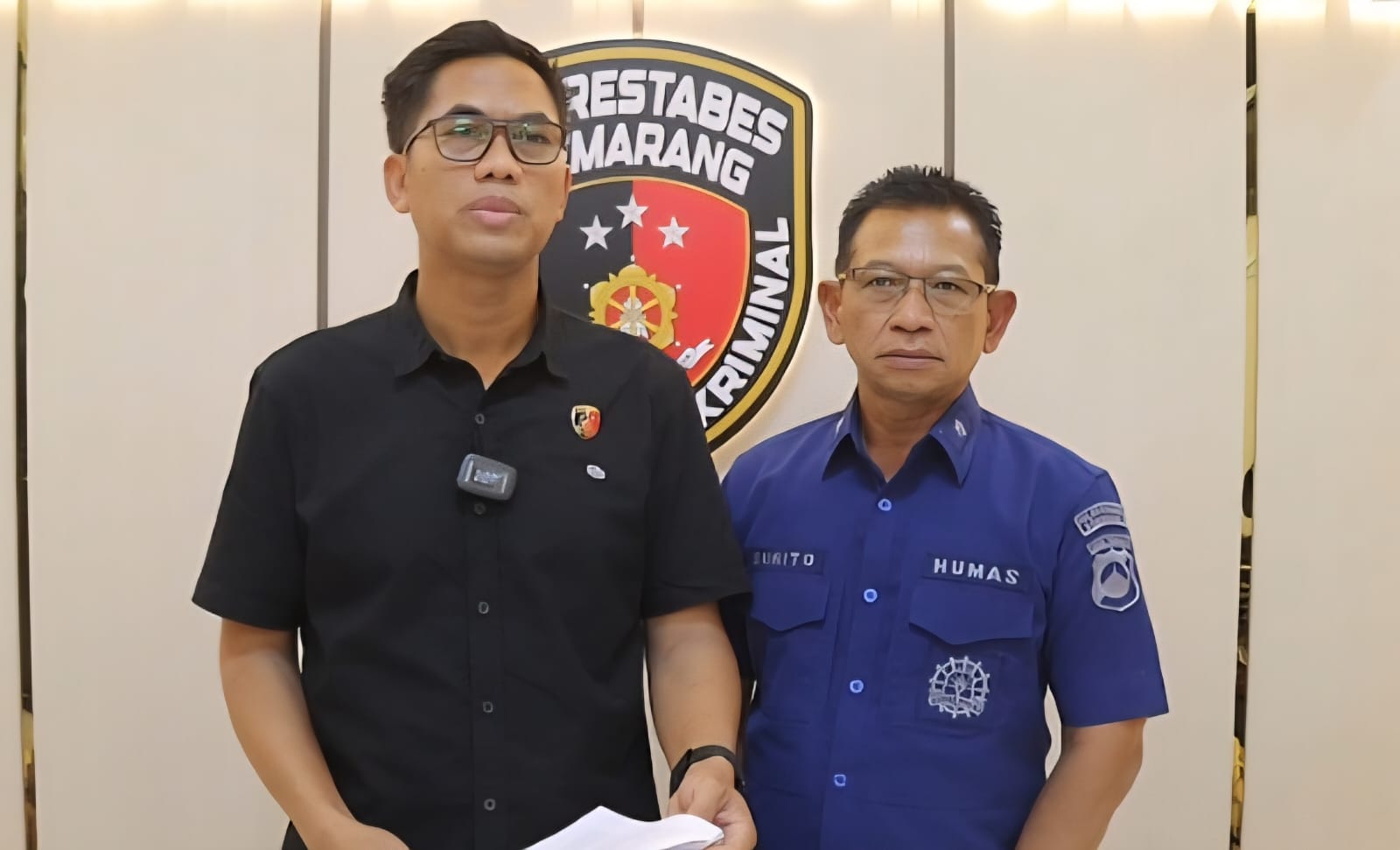 SAMPAIKAN KETERANGAN - Wakasat Reskrim Polrestabes Semarang AKP Jumani (kiri) didampingi Kasi Humas Polrestabes Semarang Kompol Sugito (kanan) saat menyampaikan keterangan pers di kantornya, Kamis (29/10/2026). (Dok Polrestabes Semarang)