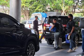 GELEDAH BEA CUKAI: Tim KPK menenteng berkas dan koper usai mennggeledah Kantor Bea Cukai Semarang, Jumat (30/10/2026). (bae)
