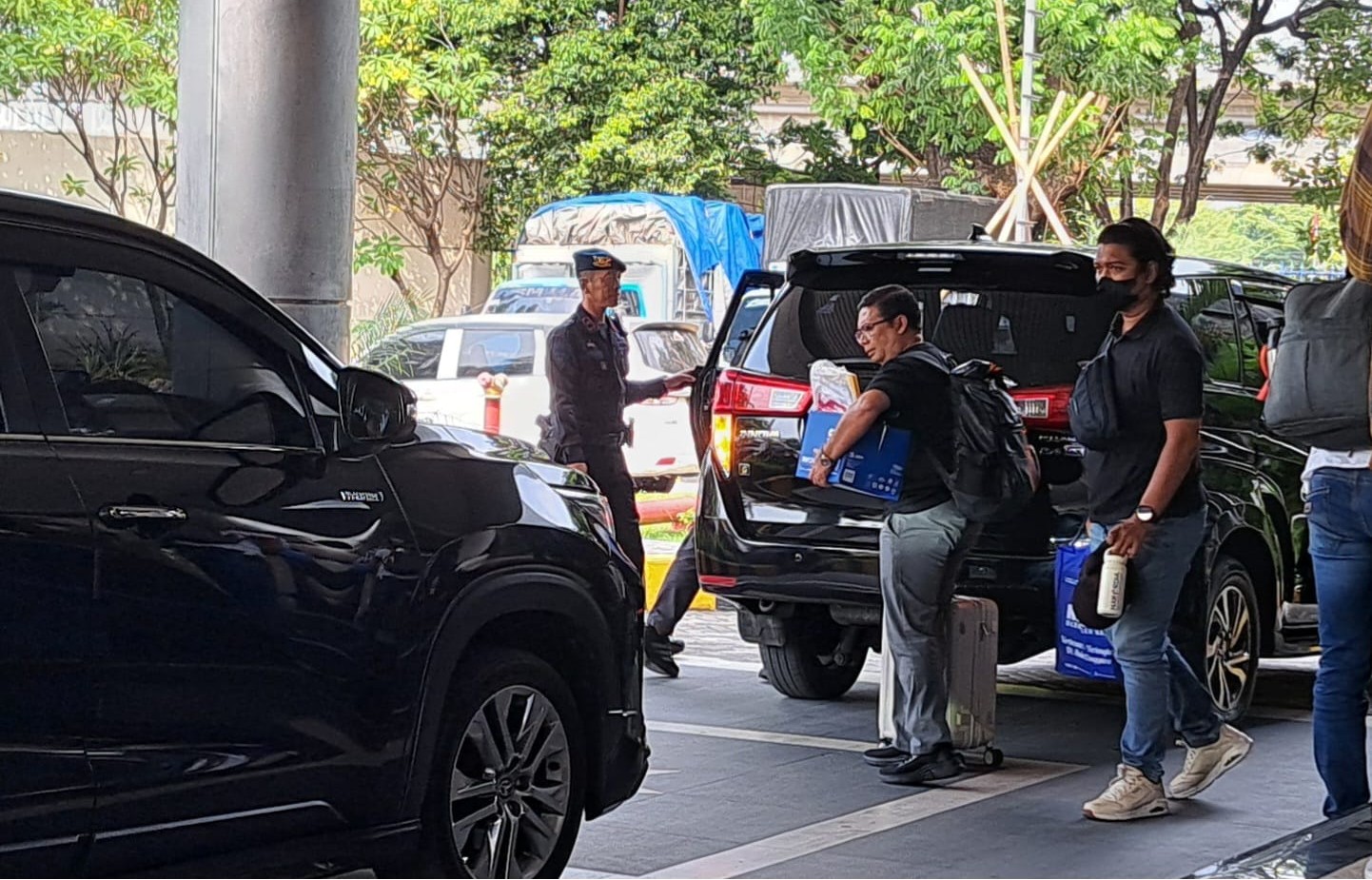 GELEDAH BEA CUKAI: Tim KPK menenteng berkas dan koper usai mennggeledah Kantor Bea Cukai Semarang, Jumat (30/10/2026). (bae)