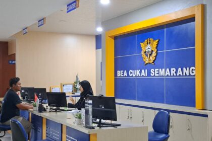 LAYANI PENGUNJUNG: Petugas Bea Cukai Semarang sedang melayani pengunjung meski kantornya baru saja dugeledah KPK, Jumat (30/10/2026). (bae)