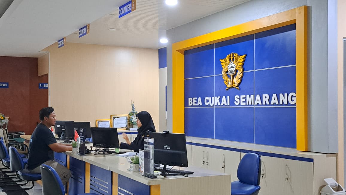 LAYANI PENGUNJUNG: Petugas Bea Cukai Semarang sedang melayani pengunjung meski kantornya baru saja dugeledah KPK, Jumat (30/10/2026). (bae)