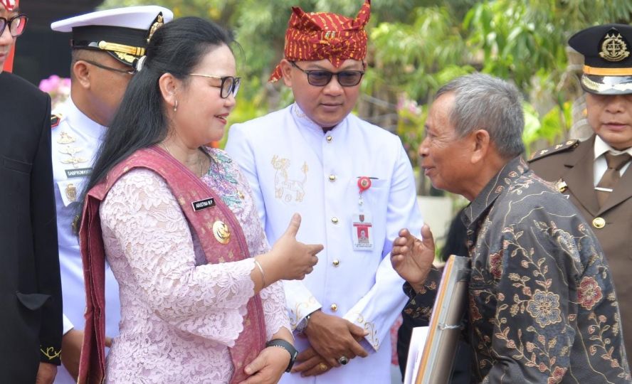 TERIMA PENGHARGAAN: Petugas operator alat berat (baju batik) menerima penghargaan dari Wali Kota Agustina. (ist)