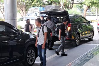 BERGEGAS PERGI: Tim KPK bergegas pergi usai menggeledah Kantor Bea Cukai Semarang, Jumat (30/10/2026). (bae)