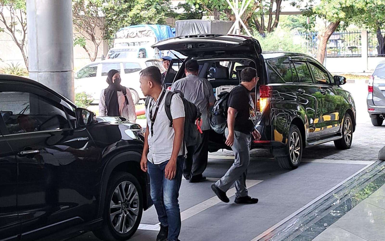BERGEGAS PERGI: Tim KPK bergegas pergi usai menggeledah Kantor Bea Cukai Semarang, Jumat (30/10/2026). (bae)