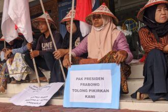 TUNTUT HAK ATAS TANAH - Petani Punderejo, Kecamatan Tayu, Kabupaten Pati, yang tergabung dalam Gerakan Masyarakat Petani Pundenrejo (Germapun) menggelar aksi demonstrasi di Kanwil BPN Jateng, Selasa (27/10/2026). Mereka menuntut hak atas tanah seluan 7,3 hektar yang disengketakan oleh PT Laju Perdana Indah dikembalikan kepada rakyat. (dul)