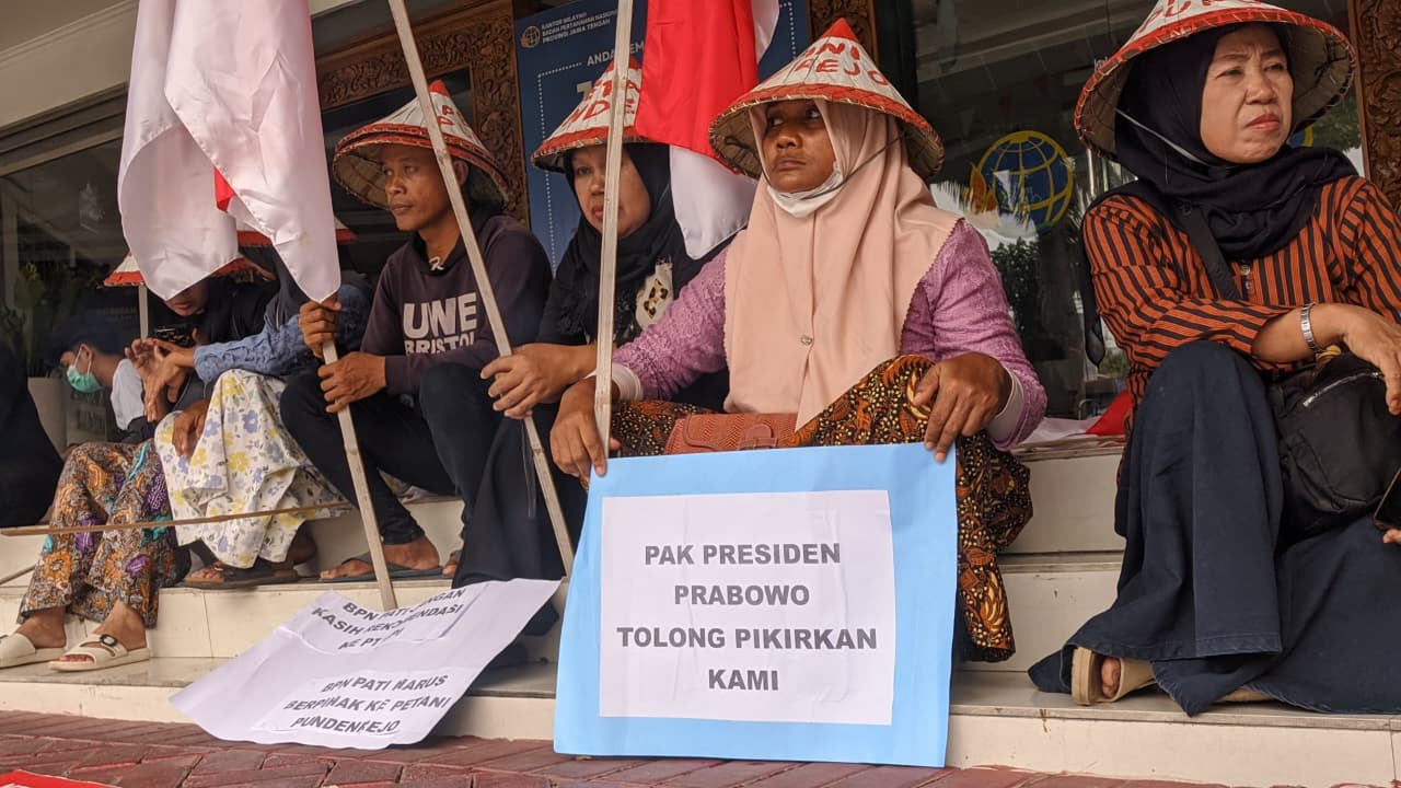 TUNTUT HAK ATAS TANAH - Petani Punderejo, Kecamatan Tayu, Kabupaten Pati, yang tergabung dalam Gerakan Masyarakat Petani Pundenrejo (Germapun) menggelar aksi demonstrasi di Kanwil BPN Jateng, Selasa (27/10/2026). Mereka menuntut hak atas tanah seluan 7,3 hektar yang disengketakan oleh PT Laju Perdana Indah dikembalikan kepada rakyat. (dul)