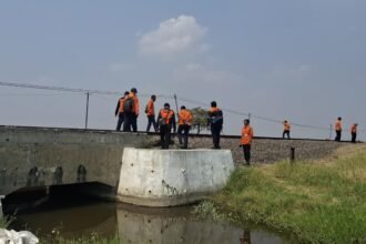 TITIK RAWAN: Petugas KAI Daop 4 Semarang memeriksa jalur kereta yang rawan bencana. (ist)