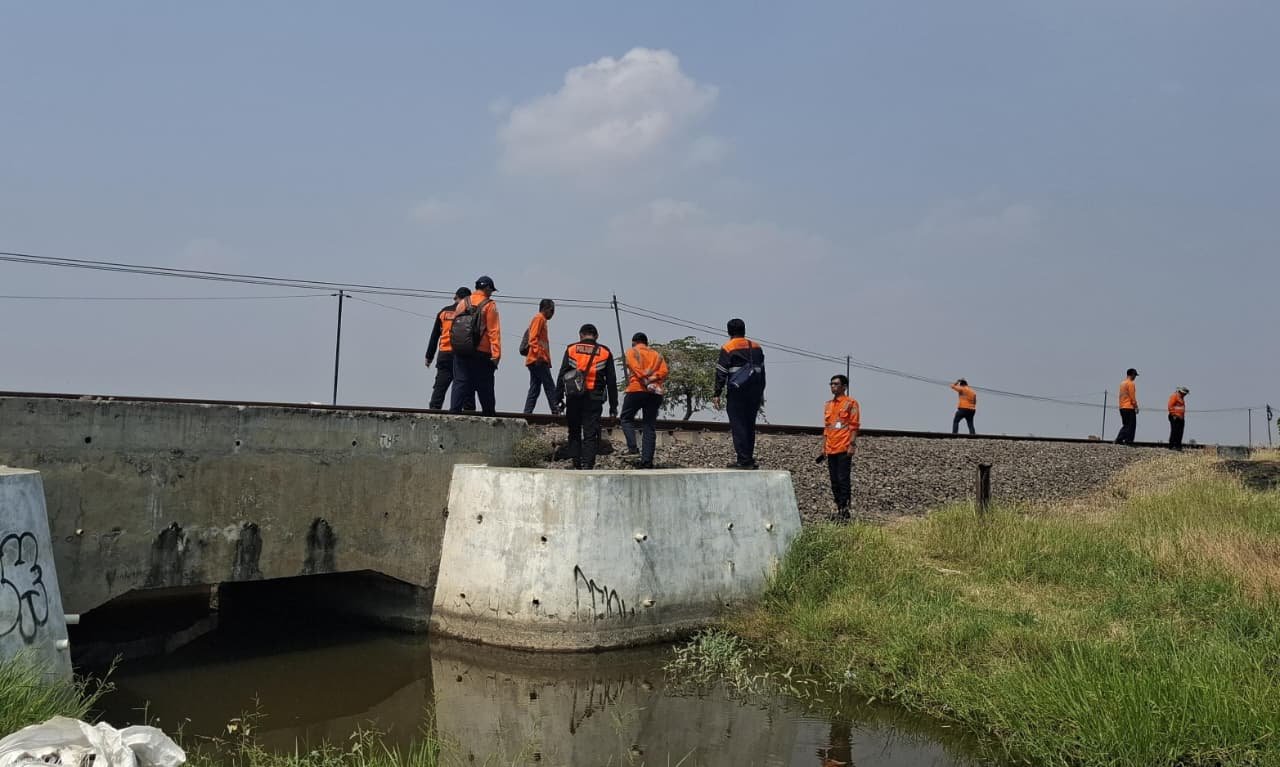 TITIK RAWAN: Petugas KAI Daop 4 Semarang memeriksa jalur kereta yang rawan bencana. (ist)