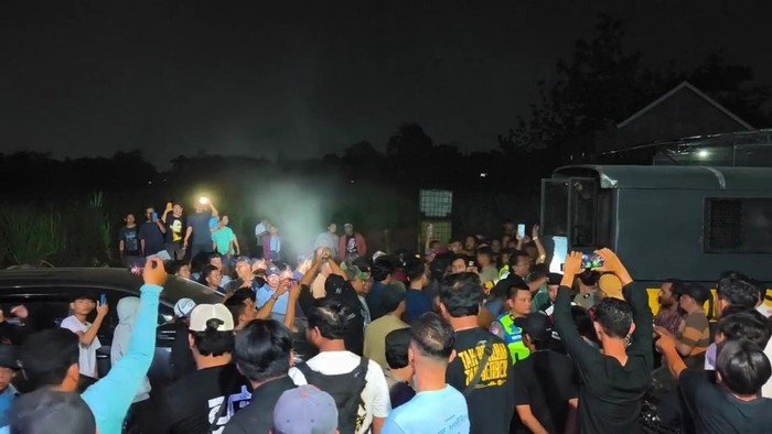 BENTROK WARGA JEPANG - Polisi mengamankan 25 orang DC setelah terlibat bentrok dengan warga Desa Jepang, Kecamatan Mejobo, Kabupaten Kudus, Jawa Tengah, Selasa (13/19/2026).