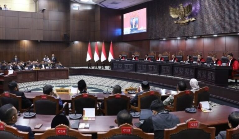 PEMBACAAN PUTUSAN - Suasana sidang pengucapan putusan sengketa Syarat Pendidikan Gibran Rakabuming Raka sebagai Cawapres, di Ruang Sidang MK, Jakarta, Selasa (6/1/2026).