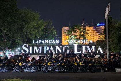 PENGURAI MASSA: Tim pengurai massa dari kepolisian siaga di Simpang Lima Semarang untuk membubarkan paksa massa aksi, Kamis (22/10/2026) malam. (bae)