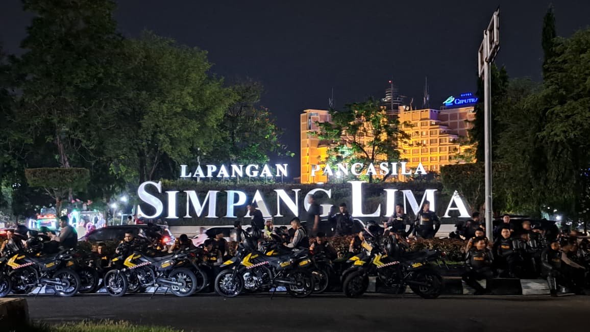 PENGURAI MASSA: Tim pengurai massa dari kepolisian siaga di Simpang Lima Semarang untuk membubarkan paksa massa aksi, Kamis (22/10/2026) malam. (bae)