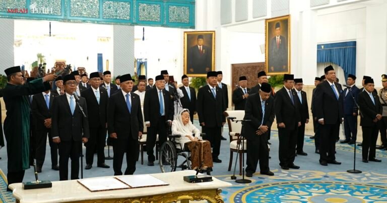 PELANTIKAN WANTIMPRES - Presiden Prabowo Subianto resmi melantik 24 anggota Dewan Pertimbangan Presiden (Wantimpres) di Istana Kepresidenan Jakarta, Jumat (2/10/2026). (Sekretariat Presiden)