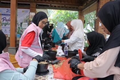 PEDULI LINGKUNGAN - Lestarikan lingkungan, Srikandi PLN Icon Plus ajak masyarakat kelola sampah dan memanfaatkan barang bekas menjadi barang berharga.