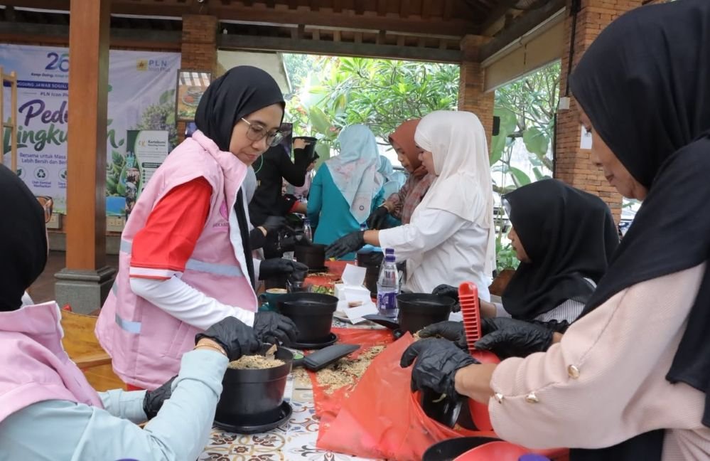 PEDULI LINGKUNGAN - Lestarikan lingkungan, Srikandi PLN Icon Plus ajak masyarakat kelola sampah dan memanfaatkan barang bekas menjadi barang berharga.