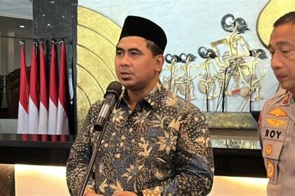 Wakil Gubernur Jawa Tengah (Wagub Jateng) Taj Yasin Maimoen (Gus Yasin) bersama Kapolda Jateng Irjen Pol Roy Hardi Siahaan saat menghadiri konferensi pers di Mapolda Jateng, Jumat (30/10/2026). (dul)