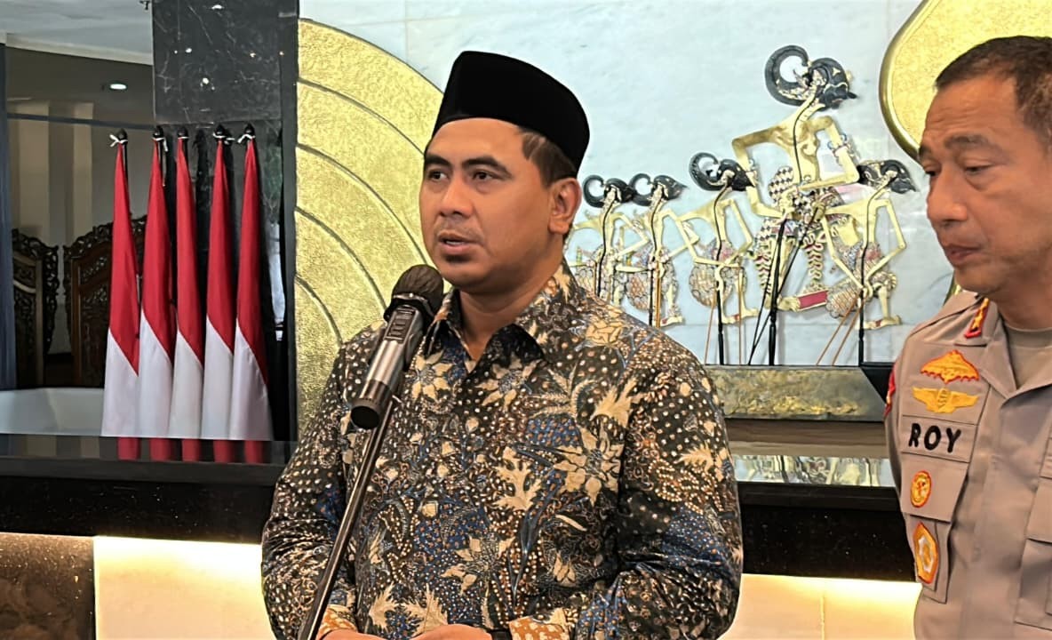 Wakil Gubernur Jawa Tengah (Wagub Jateng) Taj Yasin Maimoen (Gus Yasin) bersama Kapolda Jateng Irjen Pol Roy Hardi Siahaan saat menghadiri konferensi pers di Mapolda Jateng, Jumat (30/10/2026). (dul)